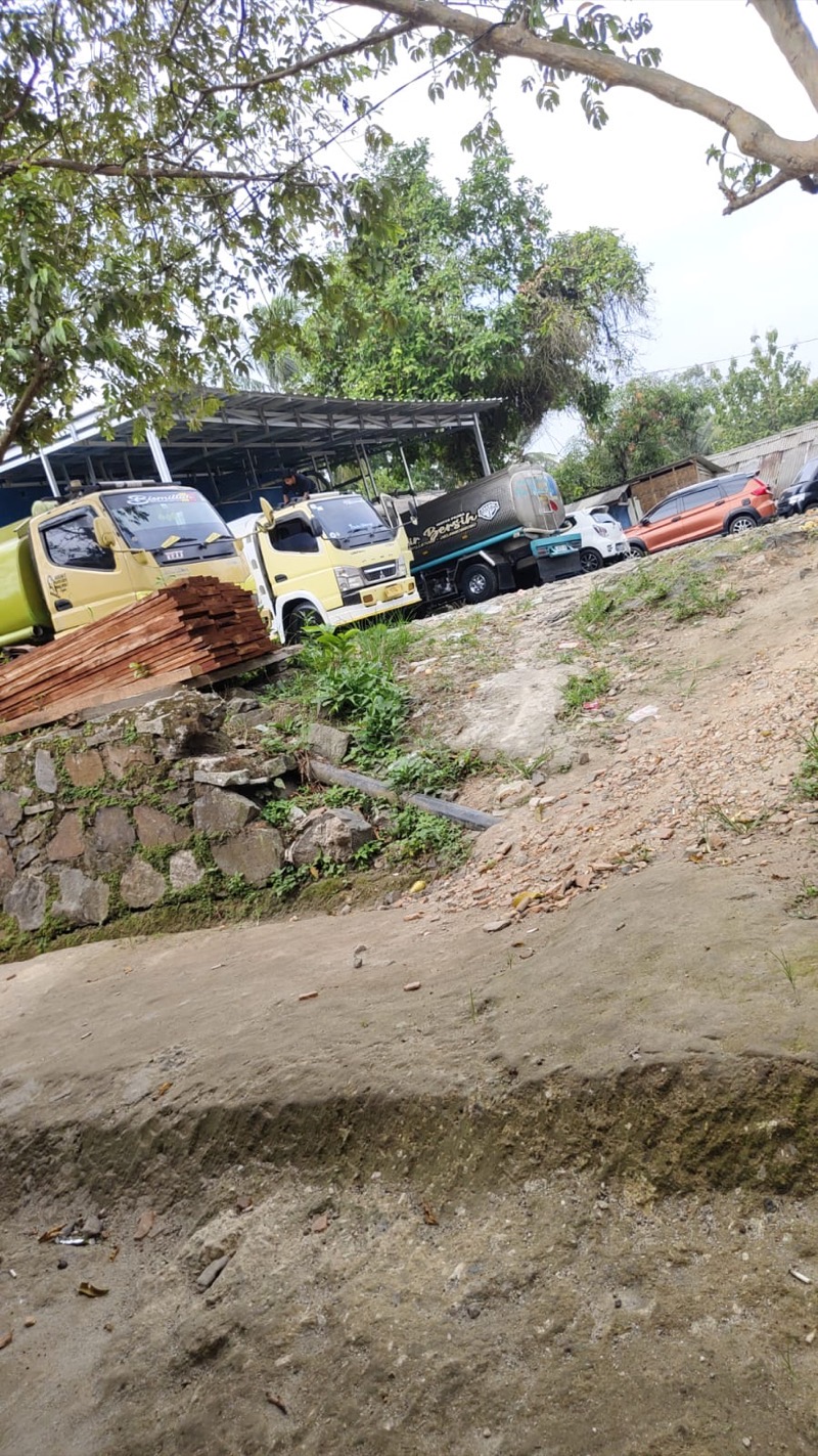Beberapa truk tangki air MFB berjajar di pool siap melayani proyek