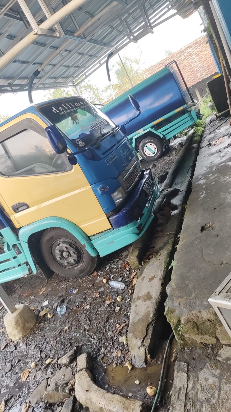 Truk tangki air MFB di garasi, siap berangkat
