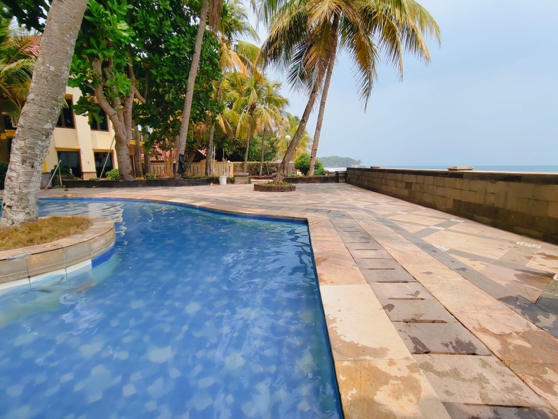 Kolam renang villa tepi pantai yang terisi air jernih dari MFB Supply Air Bersih