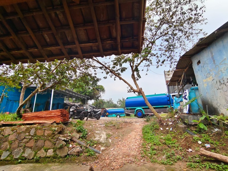 Truk tangki biru MFB di pool armada, siap mengirim air bersih untuk pabrik dan industri