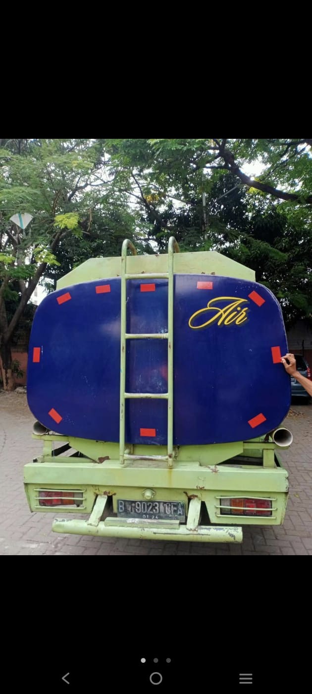 Tampak belakang tangki air MFB dengan tangga dan lampu reflektor