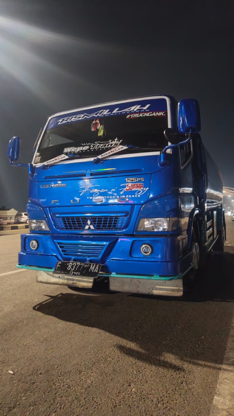Truk tangki biru MFB melayani pengiriman malam hari